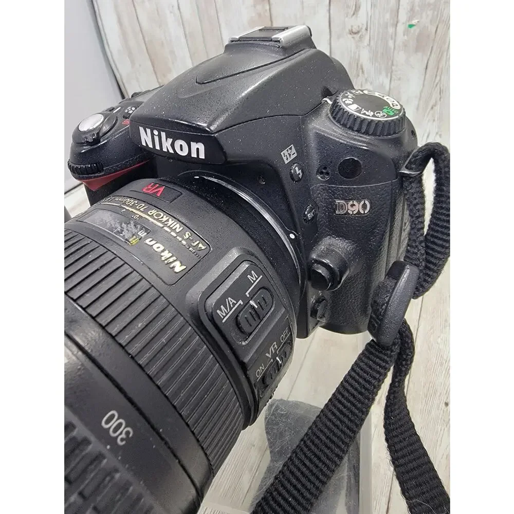 Nikon D90 DSLR Camera w/NIKKOR 70-300mm Lens Black with Battery and Charger
